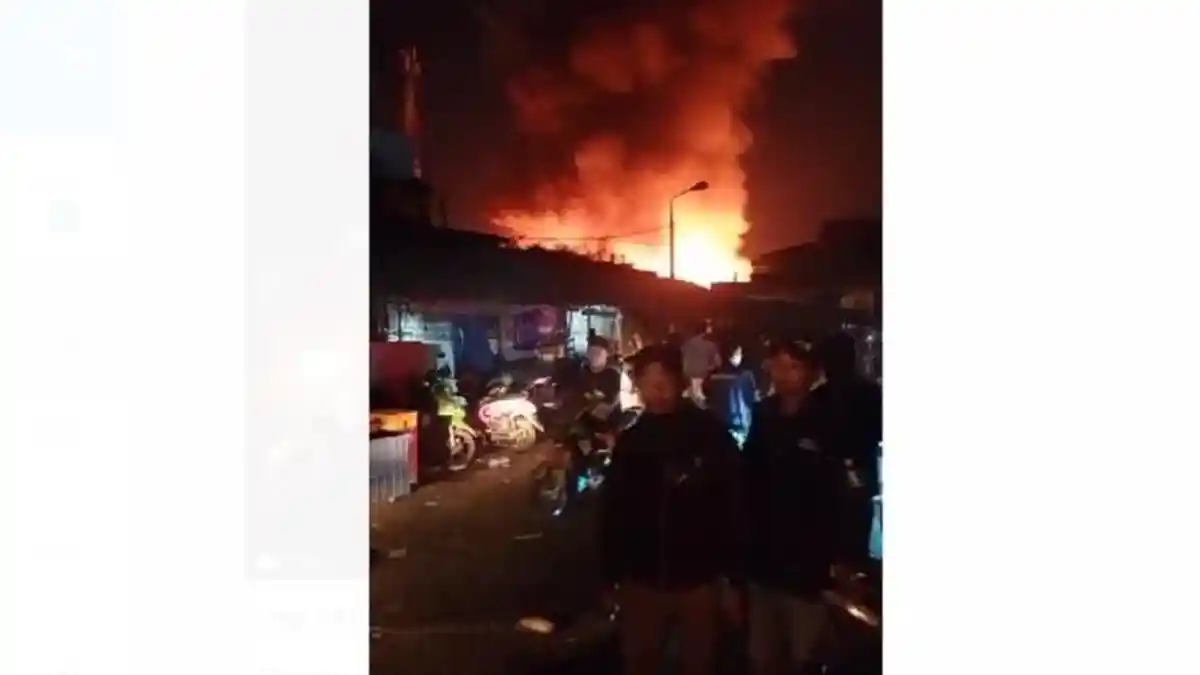 BREAKING NEWS - Pasar Leuwiliang Bogor Terbakar, Warga Berjibaku Padamkan Api