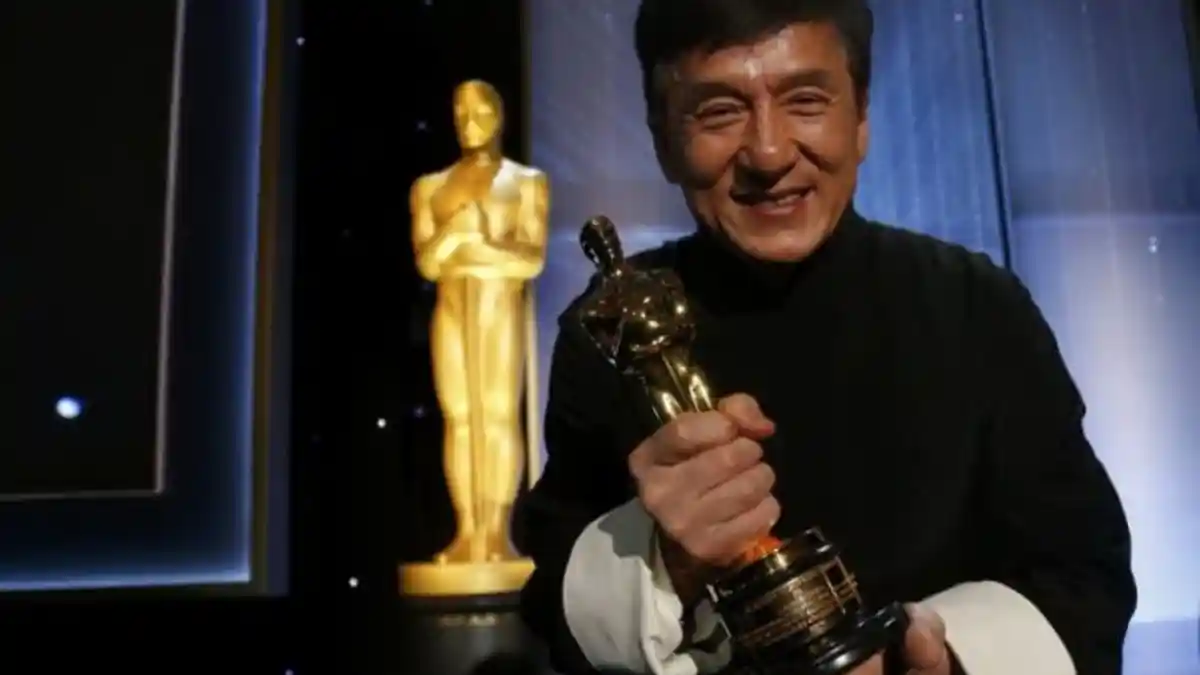 Jackie Chan Janjikan Uang Rp 1,9 Miliar bagi Penemu Antivirus Corona