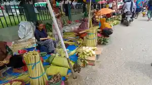 Penjual-kullit-ketupat-musiman-menjamur-di-Pasar-Korem-Kendari.jpg