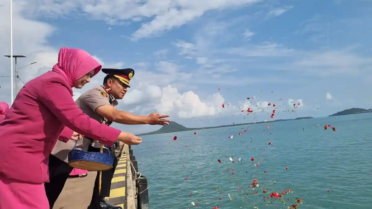 Tabur Bunga di Pelabuhan Sadai Jadi Refleksi Pengabdian Polri Layani Masyarakat - Bangkapos.com