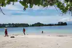 beberapa-orang-wisatawan-menikmati-suasana-pantai-gili-kedis-di-sekotong.jpg