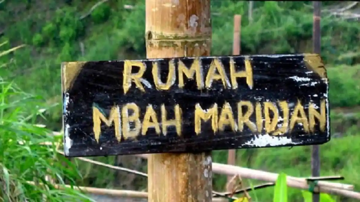Juru Kunci Nyekar ke Makam Mbah Maridjan Bersamaan dengan Letusan Freatik Merapi