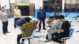 TIBA-DI-PELABUHAN-Petugas-sedang-data-9-pekerja-migran-yang-dideportasi-dari-Malaysia.jpg