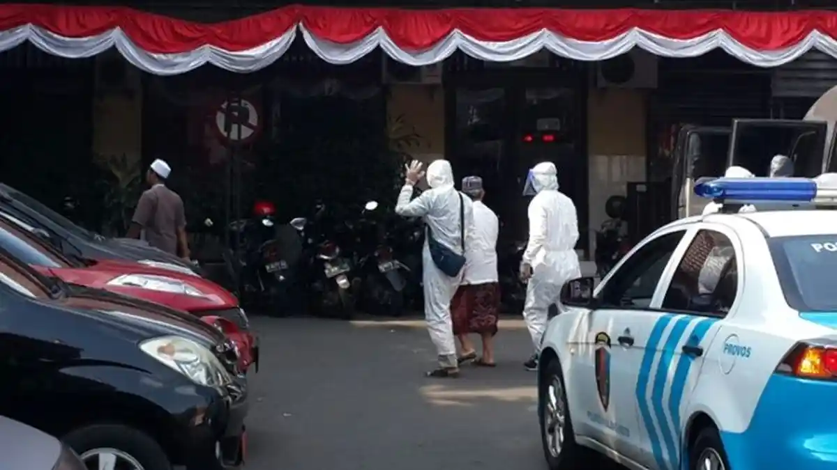 Pria yang Rebut dan Cium Jenazah Pasien Covid-19 Dijemput Paksa Satu Kompi Polisi