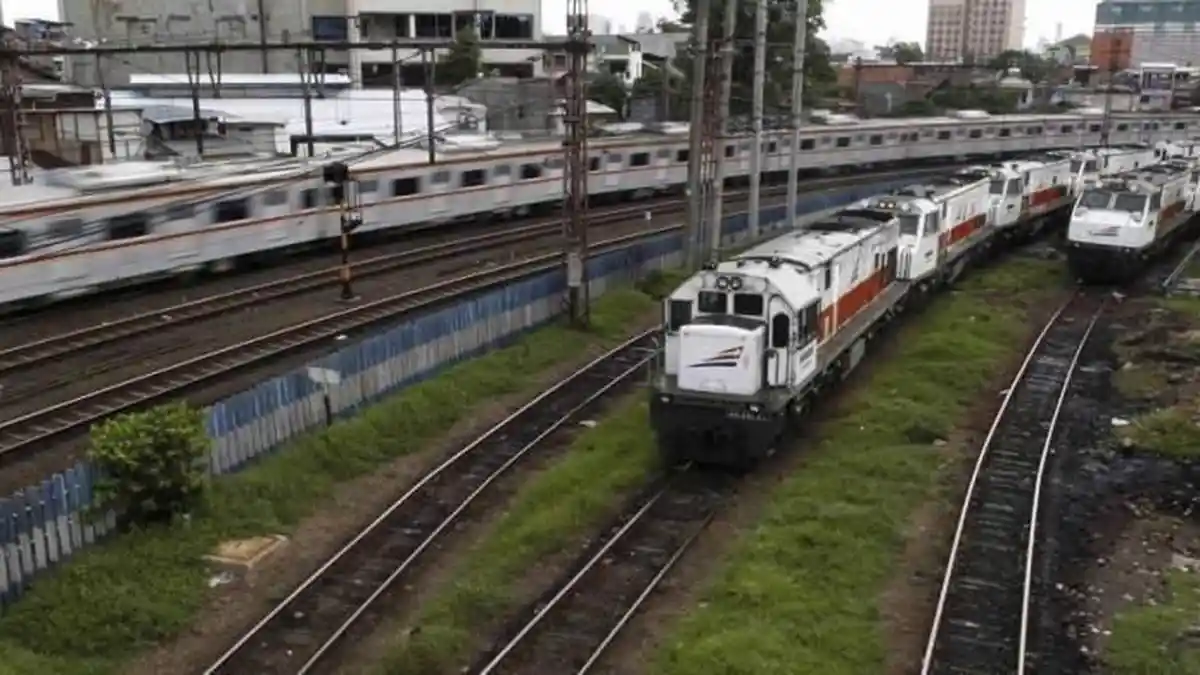 Entah Kenapa Tiba-tiba Pria Ini Jatuh dari Kereta Api, Begini Nasibnya Sekarang