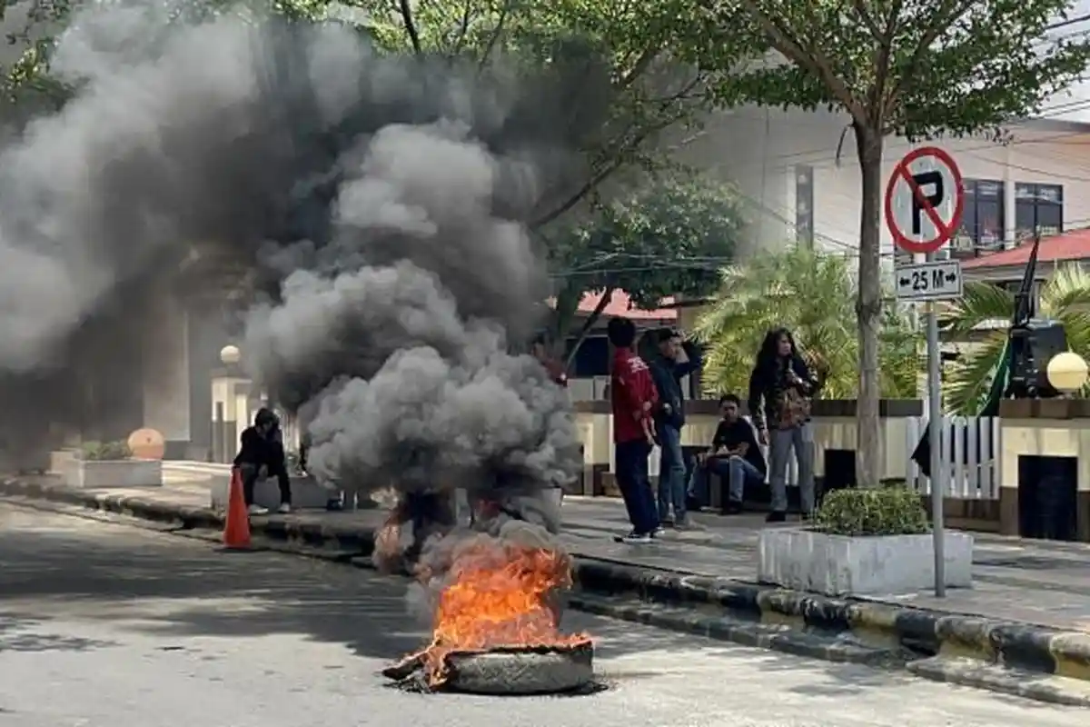 Oknum Brimob Diduga Aniaya Kader HMI hingga Babak Belur, Massa Demo Mapolres Palopo