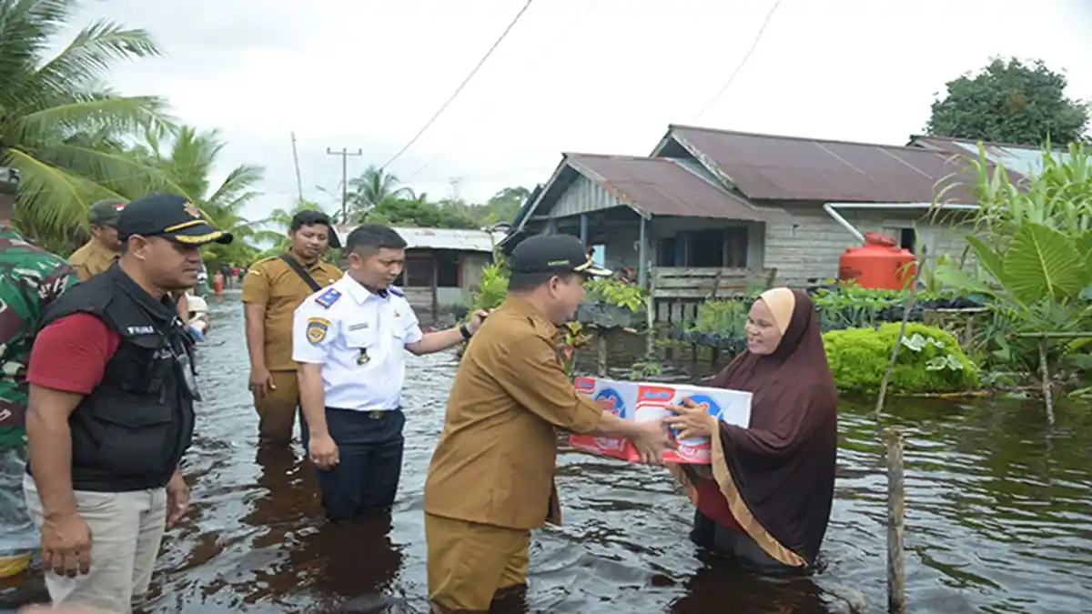 Bupati Satono di Tengah Banjir : Sekolah Pun Terendam