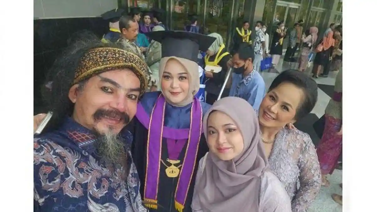 Potret Pesulap Limbad Bareng Keluarga, Sang Putri Wisuda dari Universitas Trisakti, Ini Jurusannya