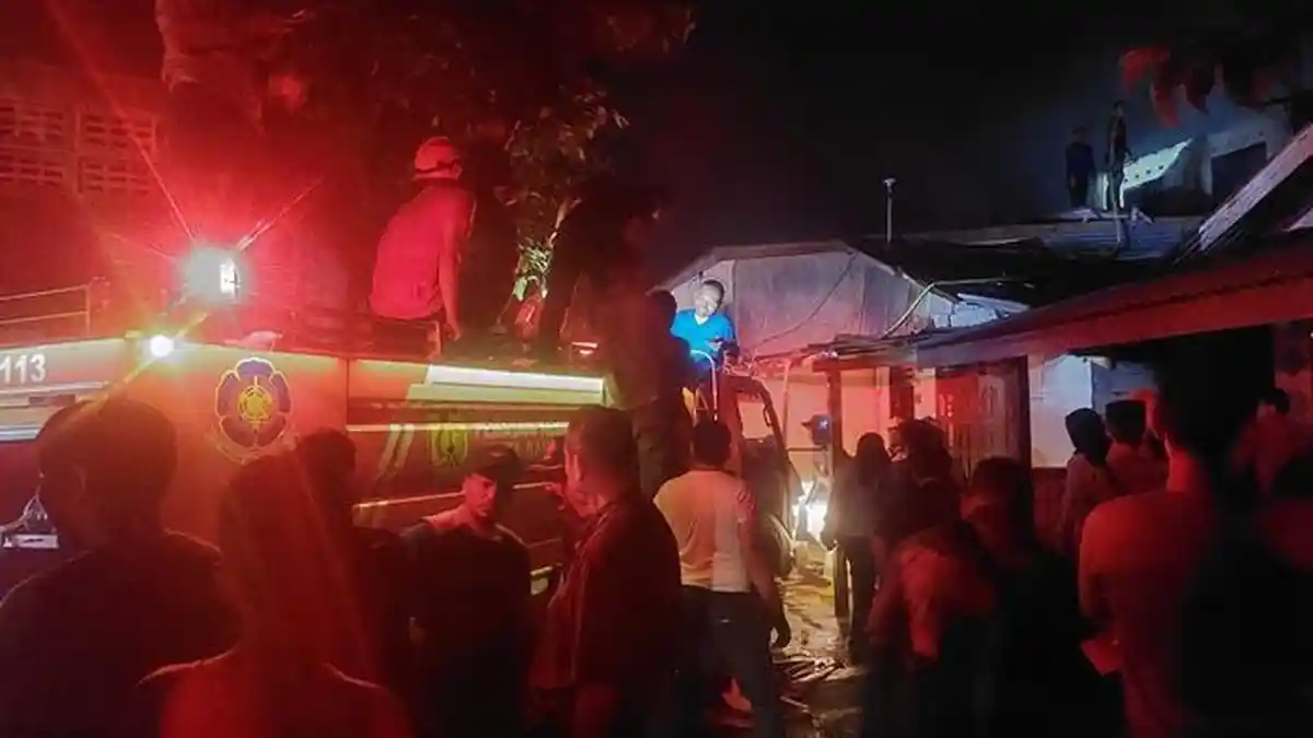 Duka Jelang Puasa, Dua Rumah Warga  Seutui Banda Aceh Ludes Terbakar, Kerumunan Orang Hambat Damkar