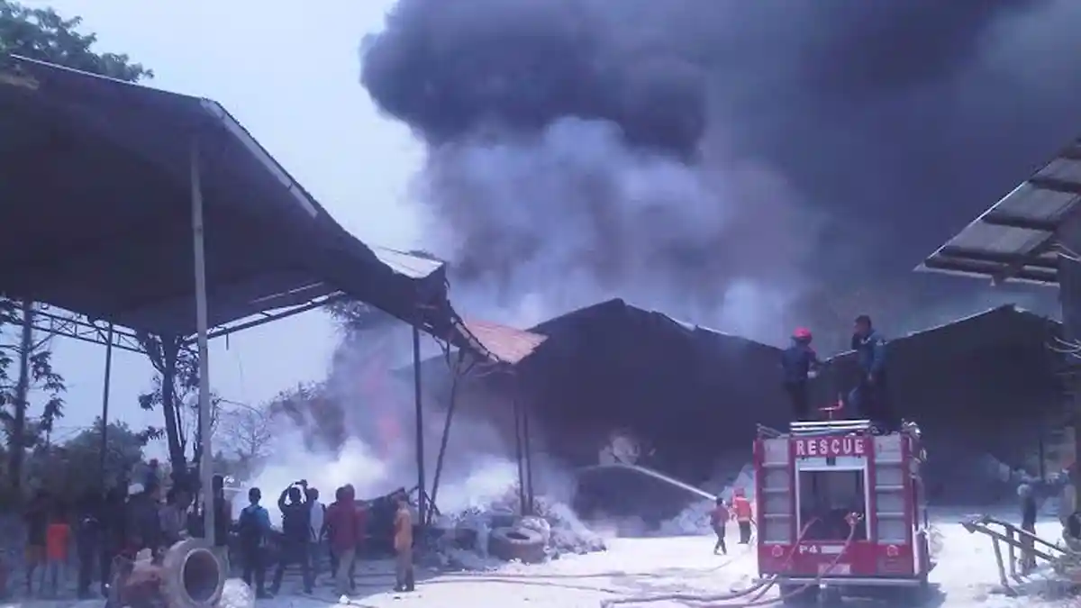 Gudang Batu Kapur di Suci Gresik Ludes  Terbakar