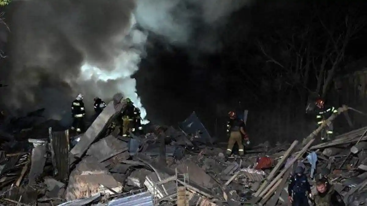 Hantaman Rudal Tinggalkan Lubang Menganga di Fasad  Saat Rudal Hantam Gedung di Kharkiv Ukraina