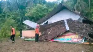 Satu-unit-warung-roboh-akibat-adanya-hujan-disertai-angin-kencang.jpg