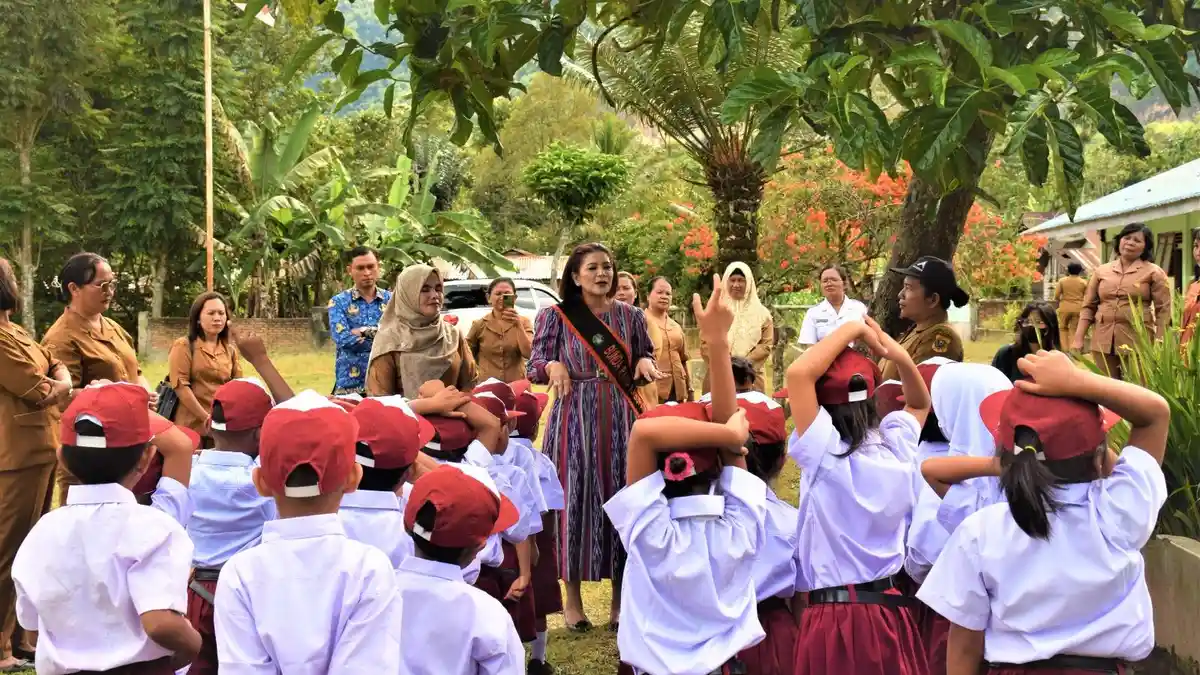 Kunjungi 4 SD di Hari Pertama Sekolah, Romy Mariani Monitoring Program Transisi PAUD ke SD