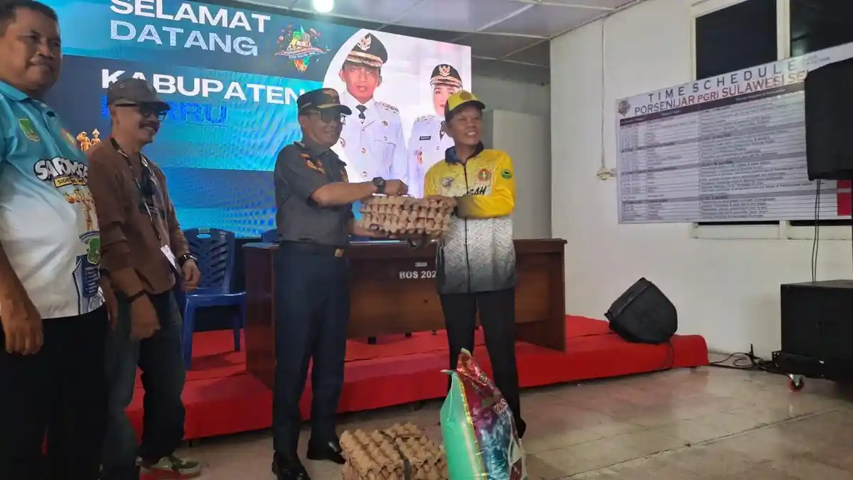 Kontingen Porsenijar Barru Jadi Peserta Pertama Tiba di Sidrap, Terima Cenderamata Beras dan Telur - Tribun-timur.com