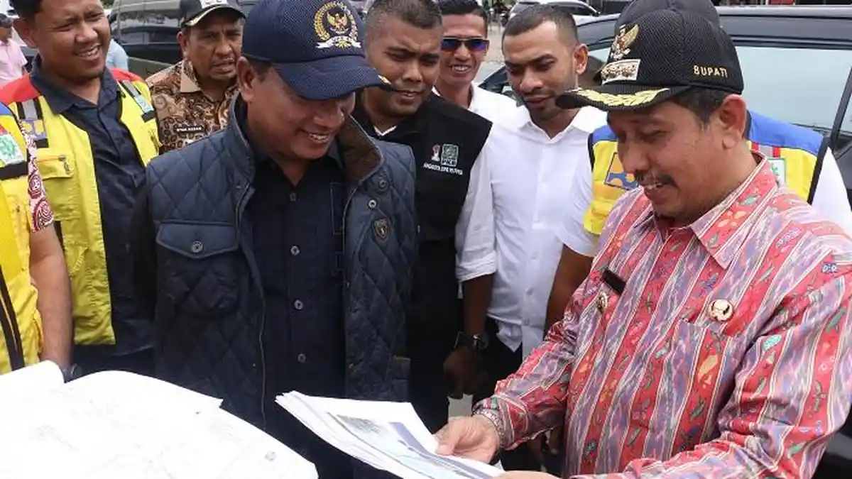 Bupati Pidie Jaya dan HRD Tinjau Kondisi Jembatan Gantung yang Rusak Diterjang Banjir
