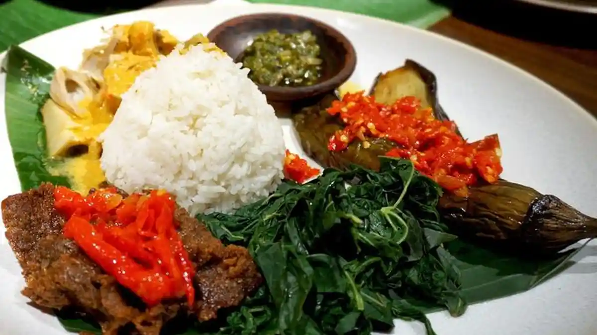 Mengapa Porsi Nasi Padang Lebih Banyak Saat Dibungkus? Ini Alasannya