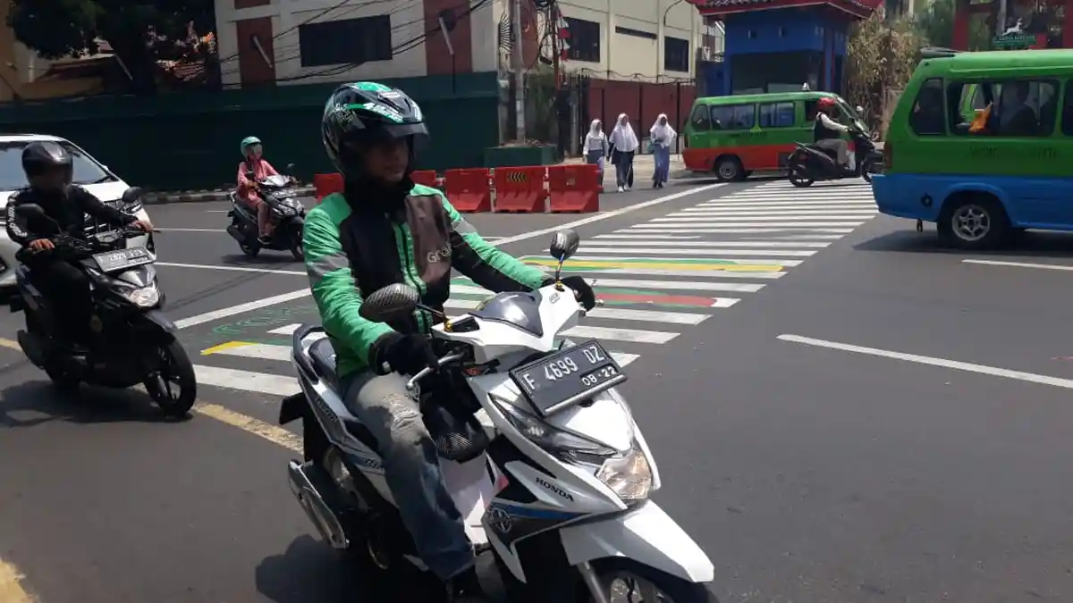 BREAKING NEWS - Zebra Cross di Tengah Kota Bogor Warna-Warni, Pejalan Kaki Sempat Bingung