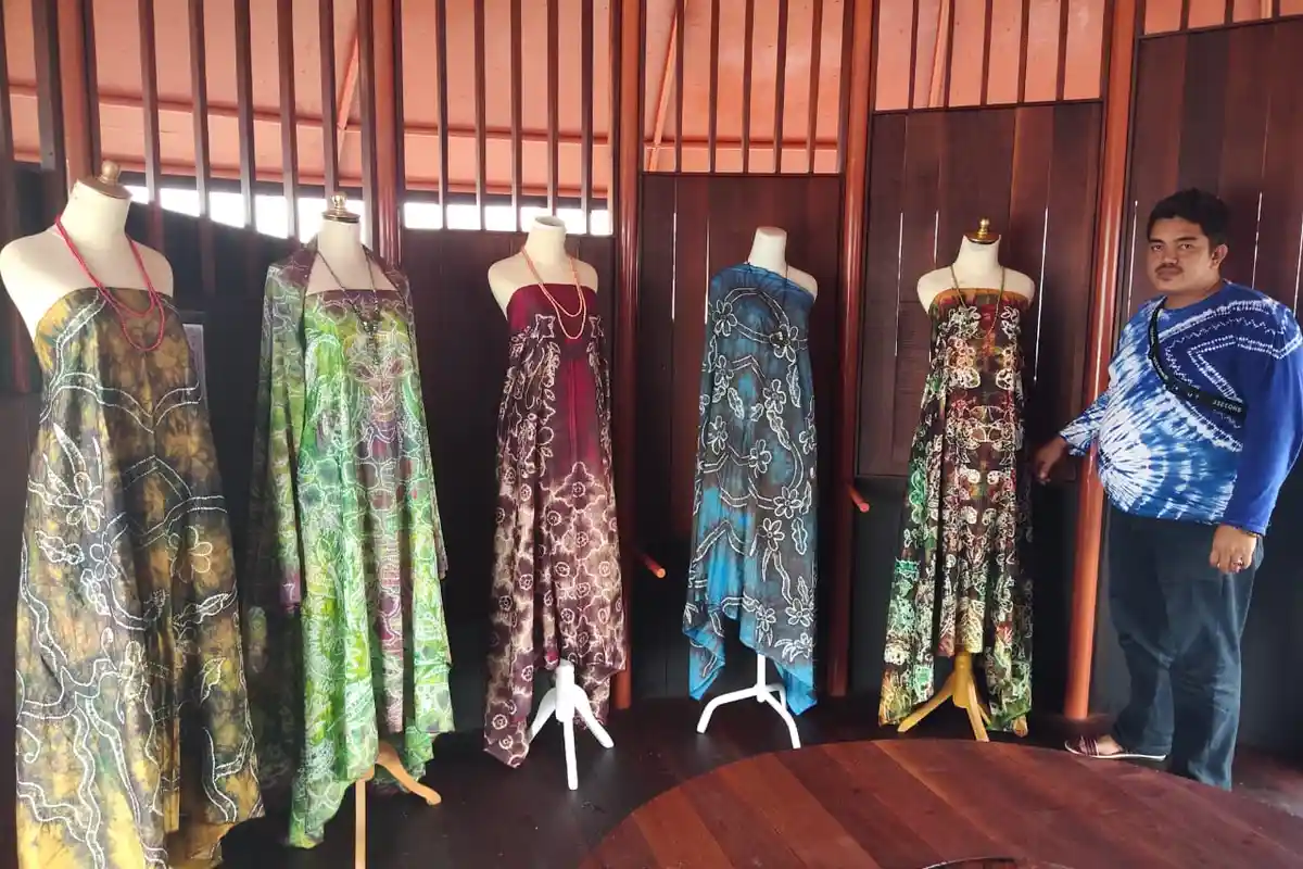 Travel - Galeri Terapung Wisata Kampung Banjar Sungai Jingah Banjarmasin Pamerkan Produk  Sasirangan