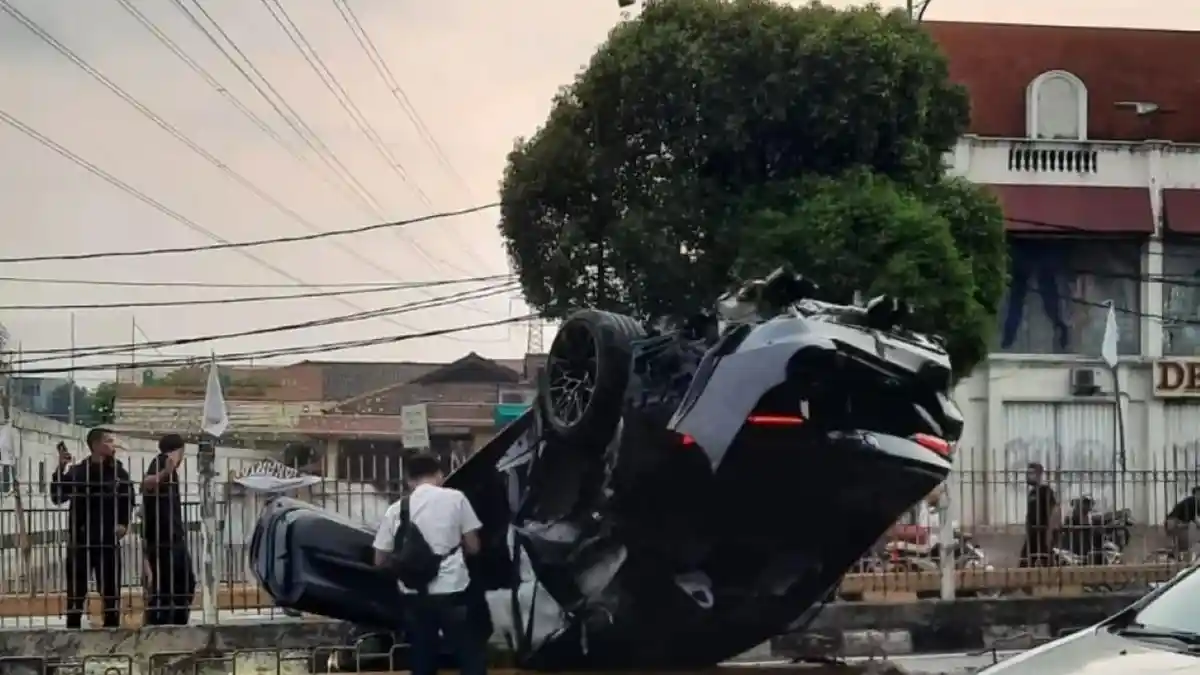 Mobil Mewah BMW Hantam Separator Busway hingga Terbalik di Jakarta Selatan