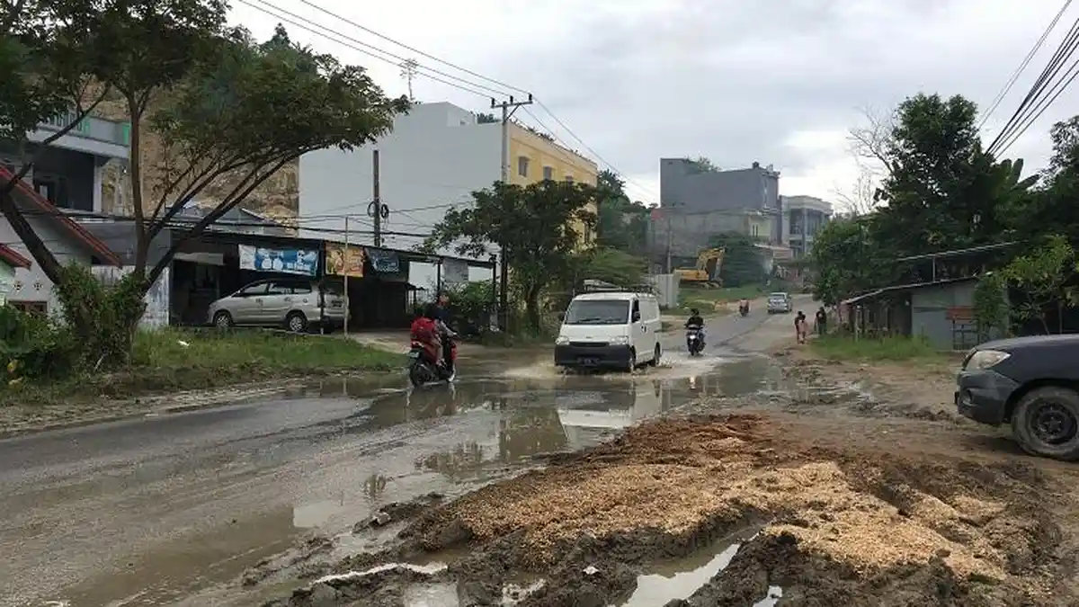 Genangan Air dan Becek di Jalan Menuju Kantor Gubernur Sulbar, Warga Ngeluh