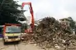 Pengangkatan Sampah di Pintu Air Manggarai