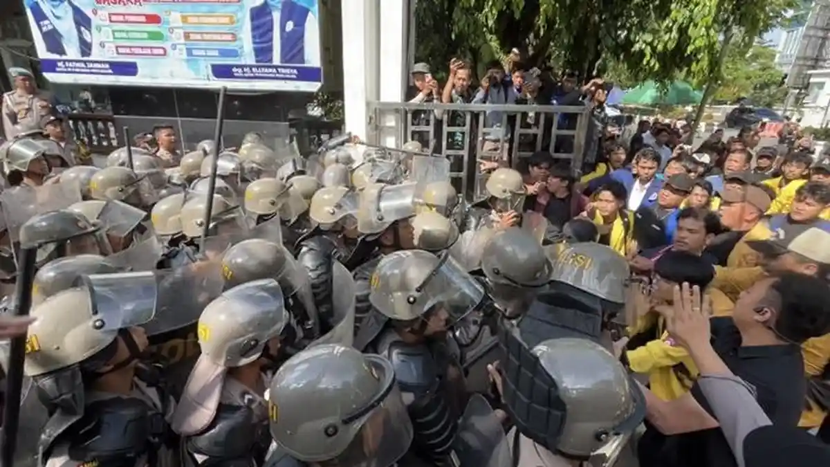 Aksi Tolak Pilkada Lewat DPRD di Kalsel Sempat Memanas, Mahasiswa Paksa Tembus Barikade Polisi