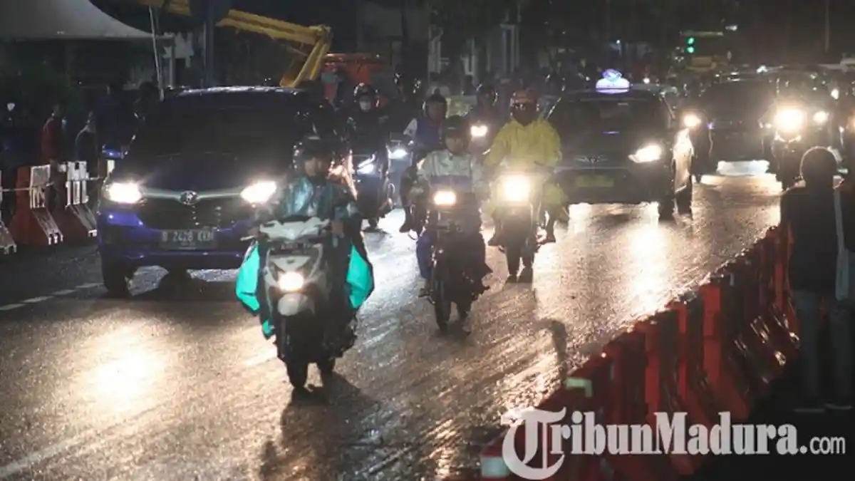 Seminggu Ambles, Jalan Raya Gubeng Surabaya Akhirnya Dibuka dan Dilewati Kendaraan Lagi, Tapi . . .