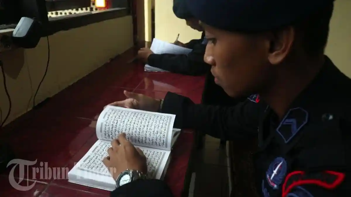 Baca Al Quran di Pos Jaga, Bripda Anugrah dikenal Brimob Hafidz - brimobhafis1.jpg