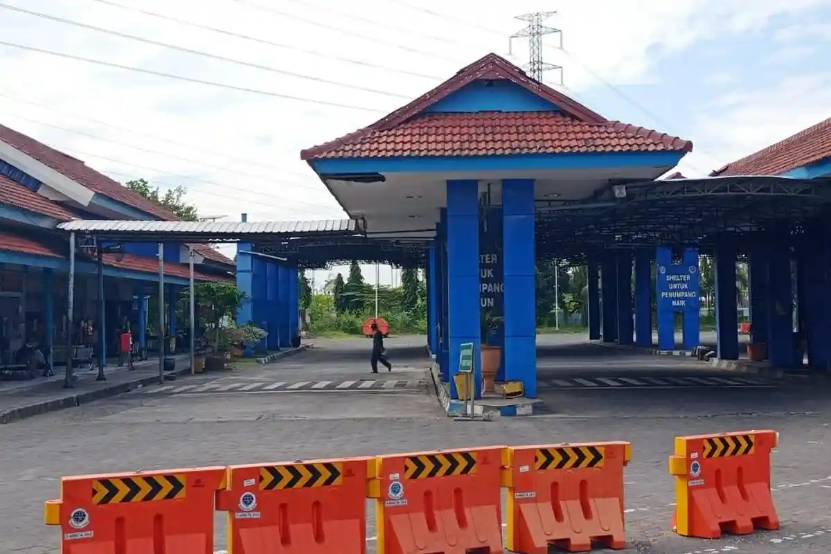Terminal Kertajaya Mojokerto Ditutup Sementara, Penumpang Naik Turun Bus dari Pinggir Jalan
