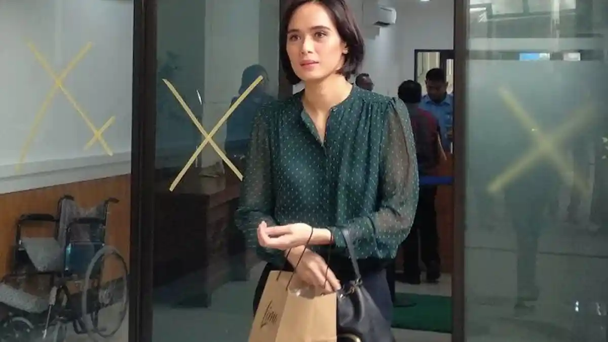 Temani Fachri Albar di Pengadilan, Gaya Rambut Renata Kusmanto Beda