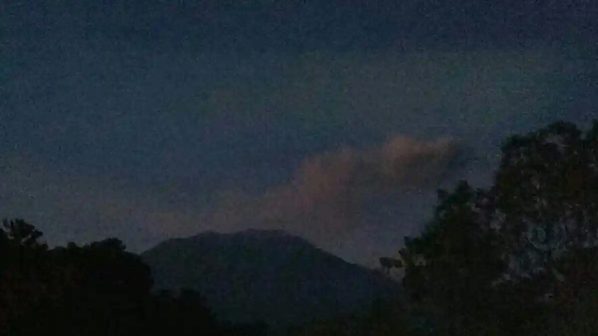 Gunung Agung Erupsi Lagi, Semburkan Kolom Abu Vulkanik Setinggi 500 Meter