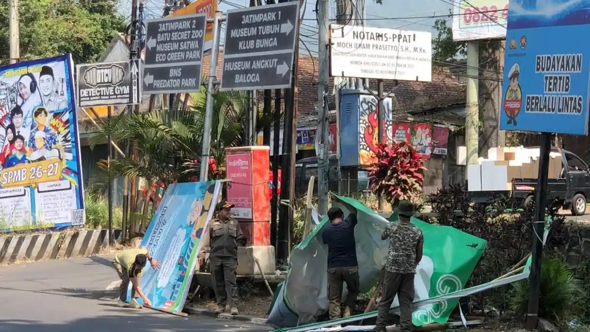 Antisipasi Cuaca Ekstrem, Satpol PP Kota Batu Copot Reklame Rusak dan ...