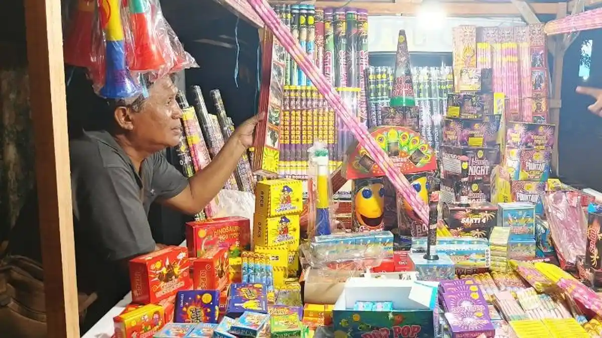 Tahun Baru Pesta Kembang Api Dilarang, Penjual Petasan di Manado ...