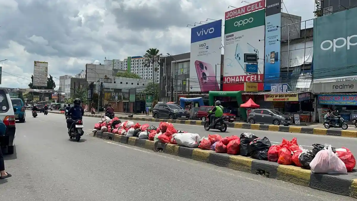 Dibiarkan Mengular, Sampah di Jalan Dewi Sartika Tangsel Ganggu Warga dan Pedagang