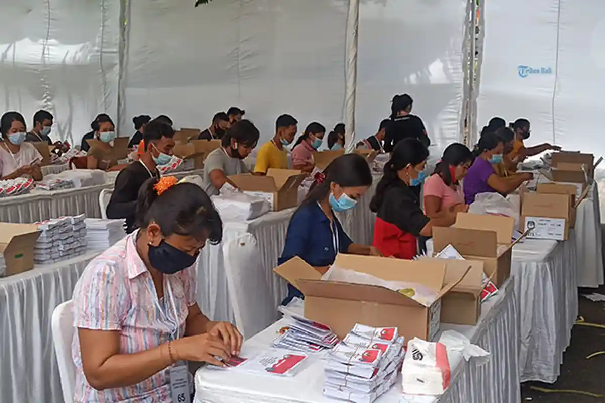 KPU Badung Libatkan 72 Petugas untuk Lipat & Sortir Surat Suara, per Hari Bisa Kantongi Rp 200 Ribu