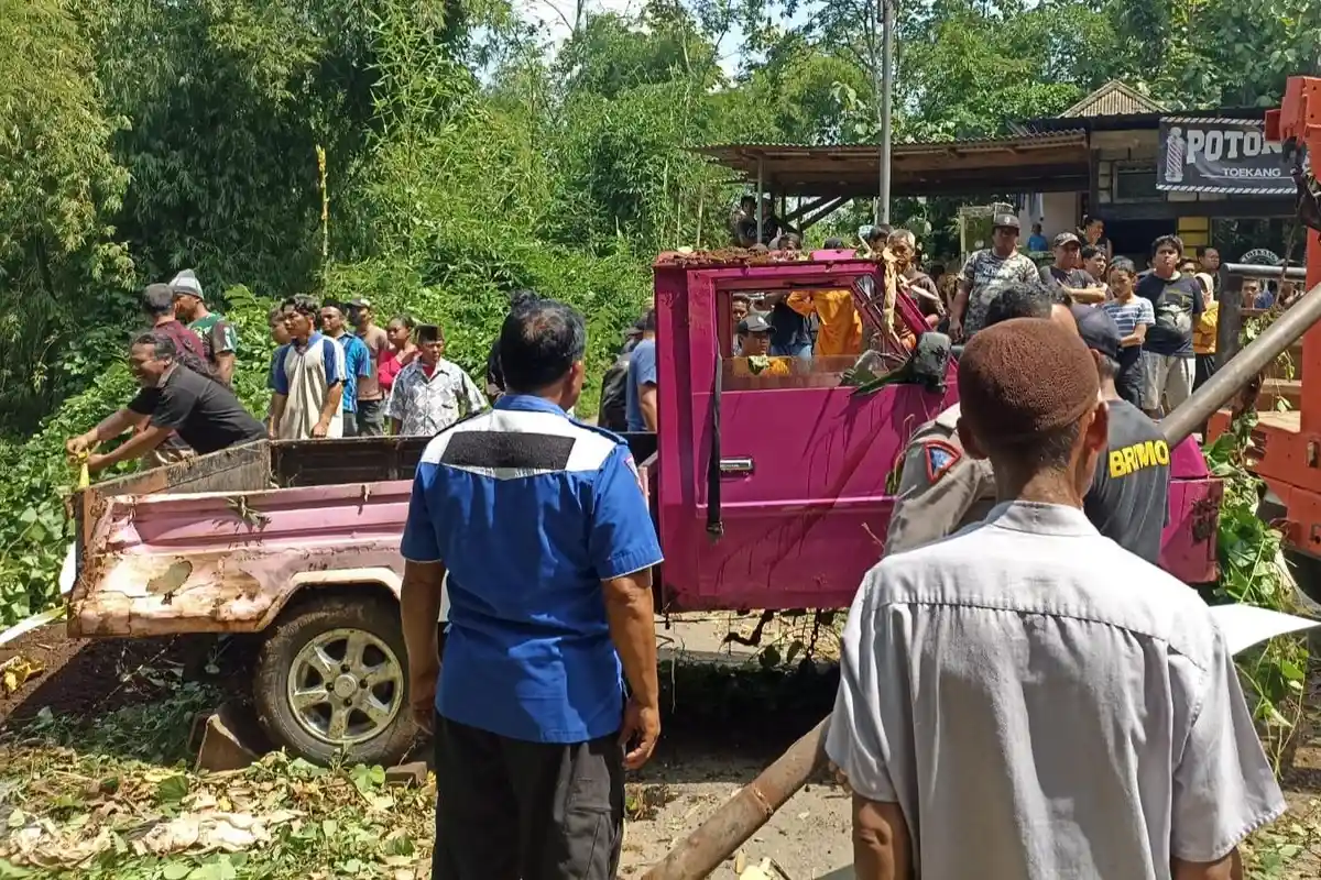 Kesaksian Warga Perihal Mobil Pikap Pengangkut Kotak Suara Pemilu 2024 Terjun ke Sungai di Blitar