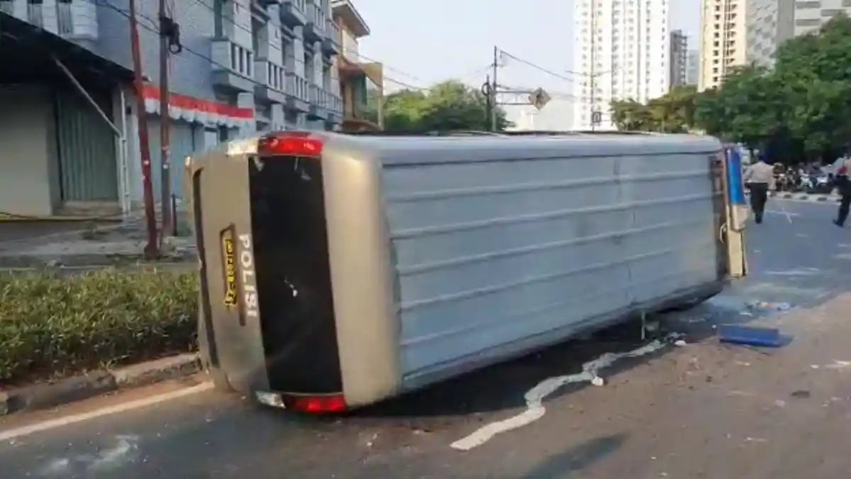 Rusuh di Pejompongan Jakarta Pusat, Mobil Polisi Dirusak Massa