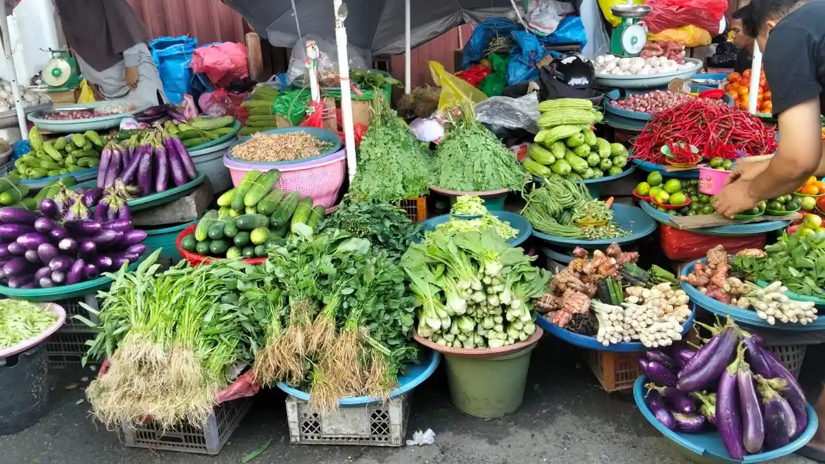 Harga Sayur Hijau di Pasar Mardika Kota Ambon Stabil, Rp. 5 ribu per Ikat