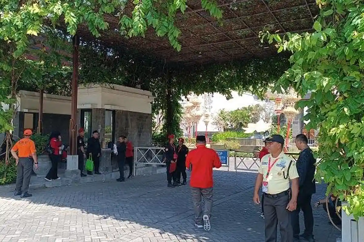 32 Pecalang Desa Adat Bualu Berjaga di Acara Kongres PDIP di Nusa Dua