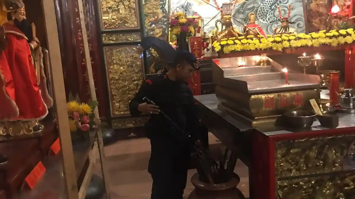 Antisipasi Terjadinya Ledakan Bom, Brimob Polda Sumut Sterilisasi Vihara Selama Waisak 