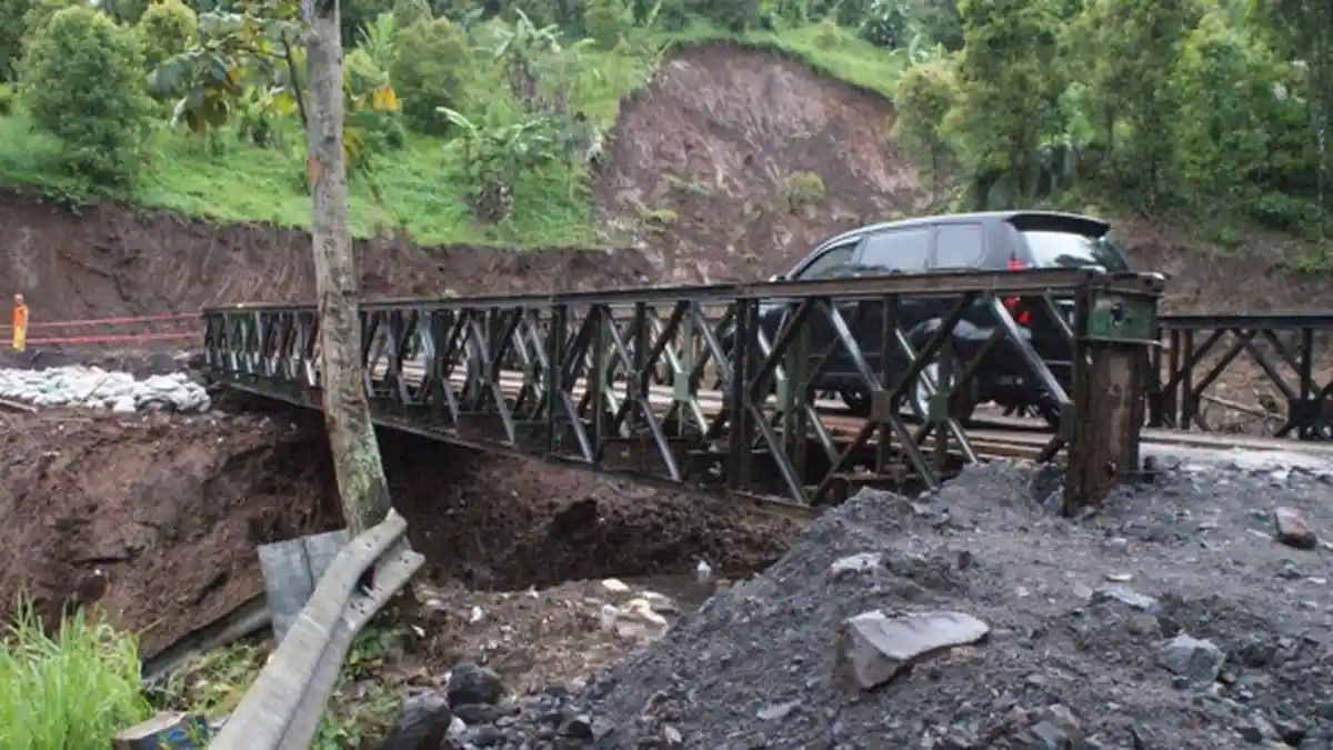 Pasca Gempa Sejumlah  Warga  Khawatir Jembatan  Bailey  Ambrol