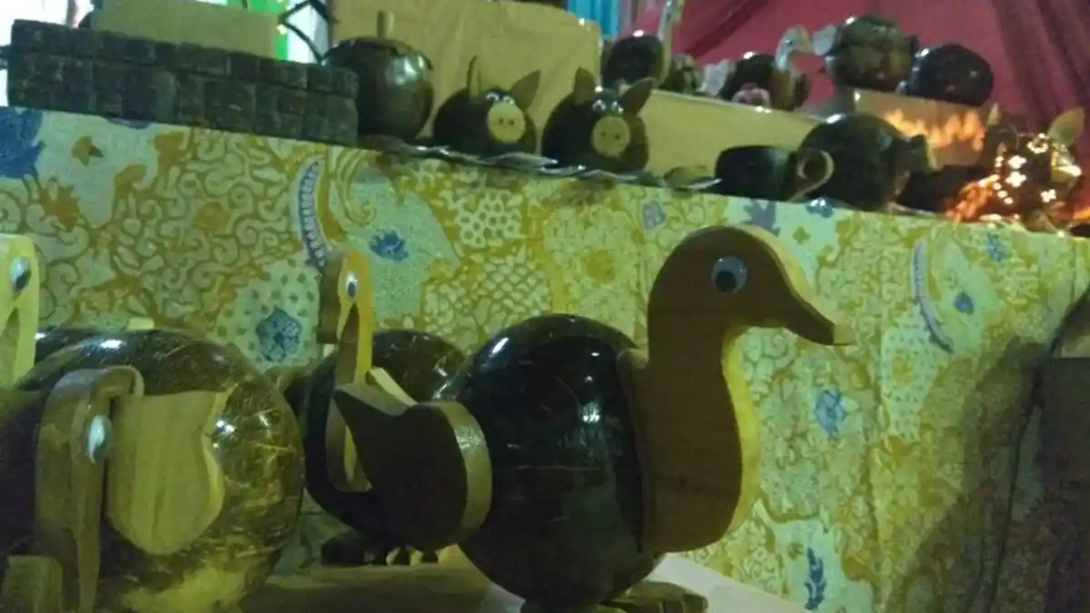 KREATIF! Mahasiswa Ini Manfaatkan Batok Kelapa Menjadi Barang Bernilai Seni
