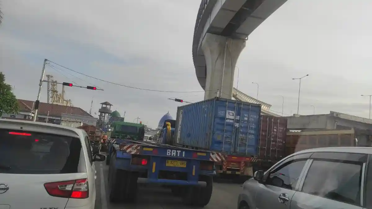Macet Parah di Jalan Raya Cilincing Terjebak Selama 2,5 Jam, Pengendara Matikan Mesin Mobil