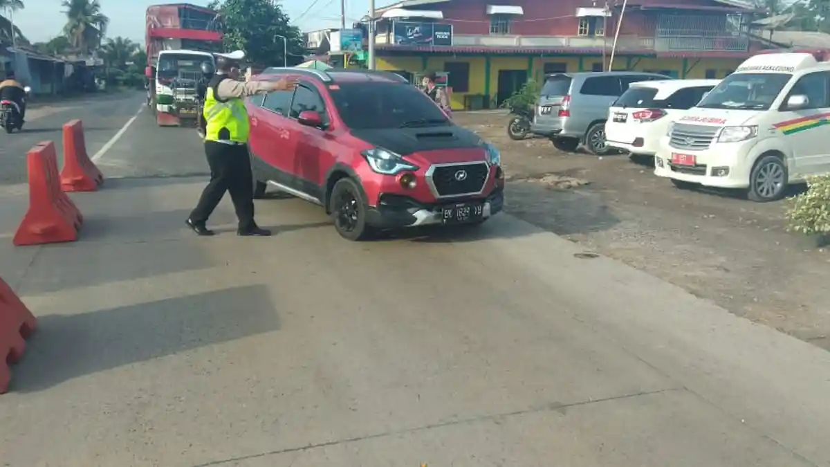 Tingkah Pemudik Mengelabui Petugas dengan Menggunakan Mobil Travel Gelap yang Berpelat Hitam