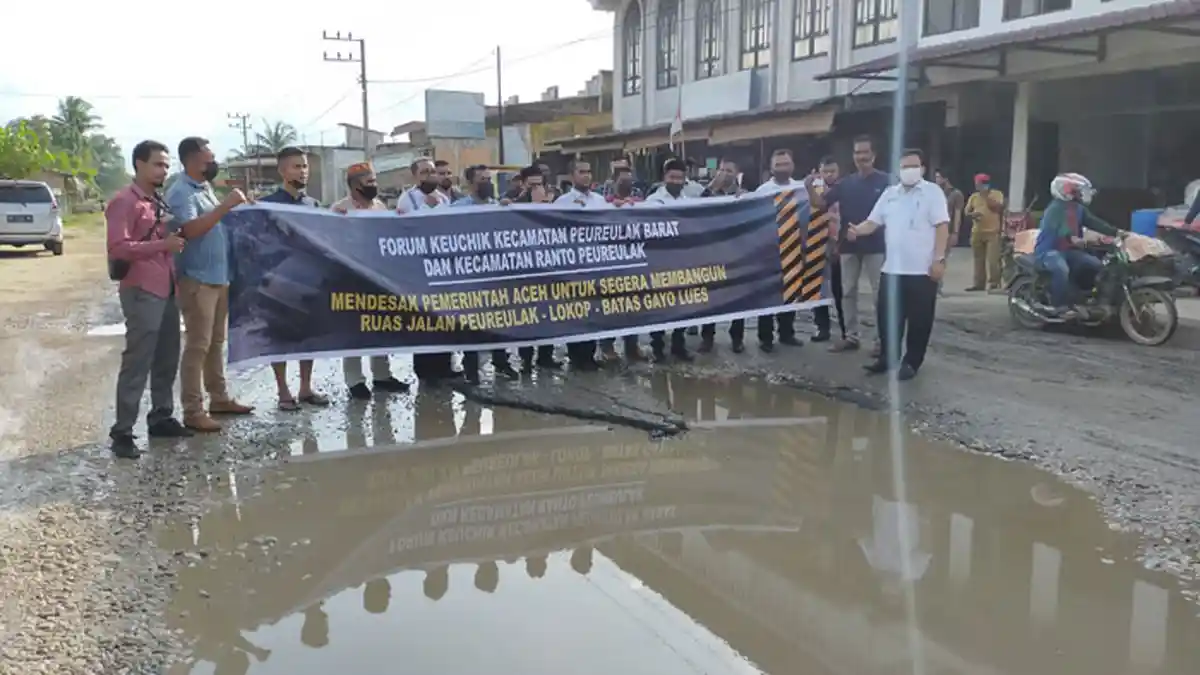 Jalan Rusak belum Diperbaiki di Peurelak-Lokop, Keuchik Turun ke Jalan Bentang Spanduk Protes