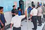 warga-binaan-di-Rutan-Kelas-IIB-Sampang-Madura-menjalani-tes-urine-dan-pemeriksaan-ketat.jpg