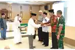 penyerahan-peta-dakwah-dari-ketua-mui-provinsi-kalbar.jpg