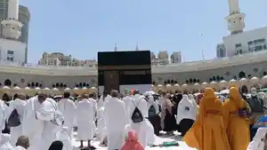 MAKKAH-Jemaah-haji-tengah-melaksanakan-tawaf-mengelilingi-Kabah.jpg