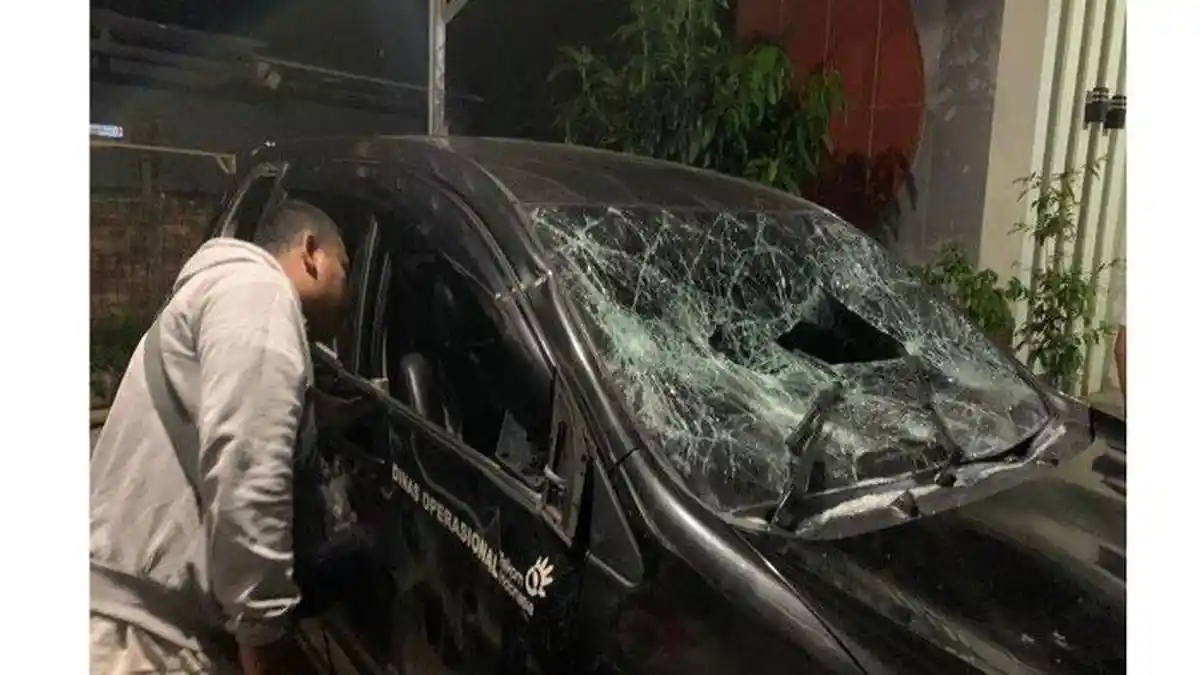 Mobil Operasional BUMN Diamuk Massa di Cianjur Setelah Tabrak Sejumlah Kendaraan