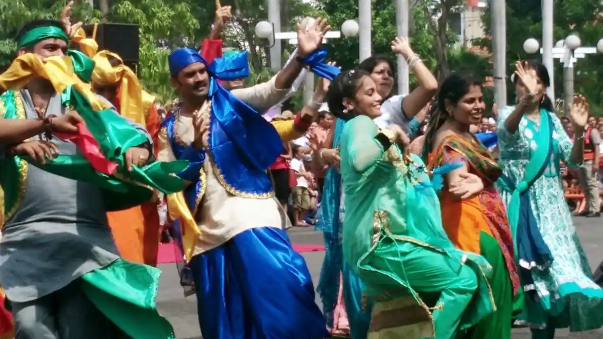 69 Grup Unjuk Karya di Parade Budaya dan Bunga Surabaya 2016